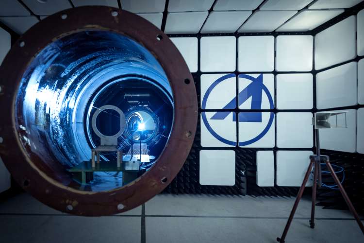 Electric propulsion chamber